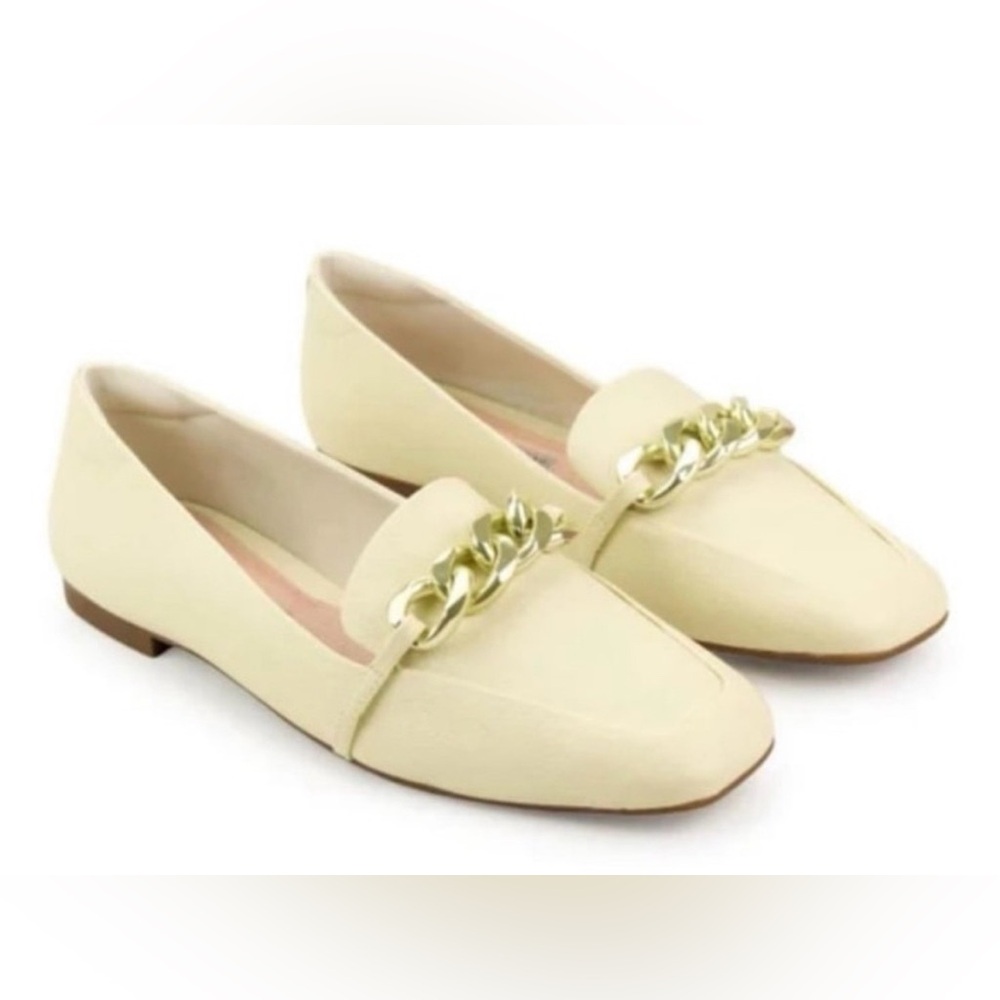 Women’s Loafers Flats cushioned insole yellow leather & chain size 7 new in box